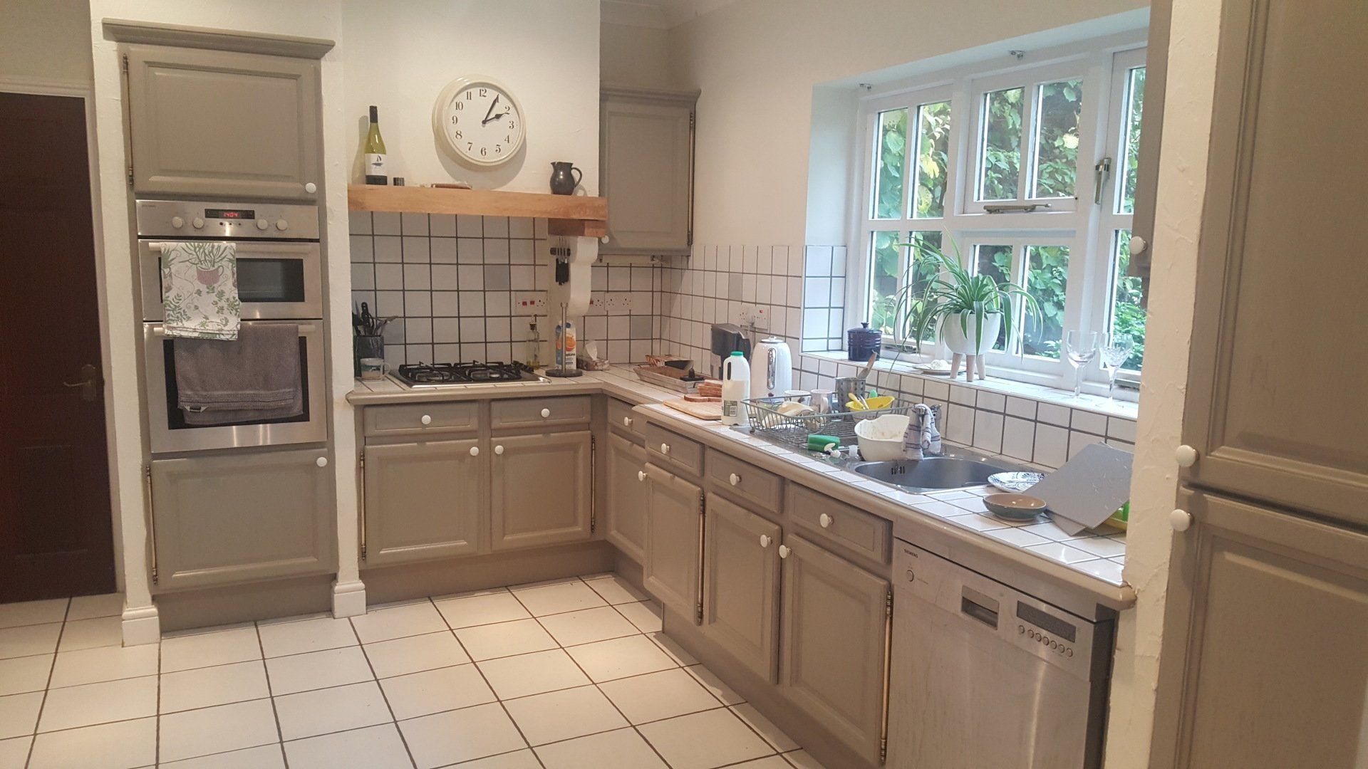 Kitchen panels painted in grey taupe