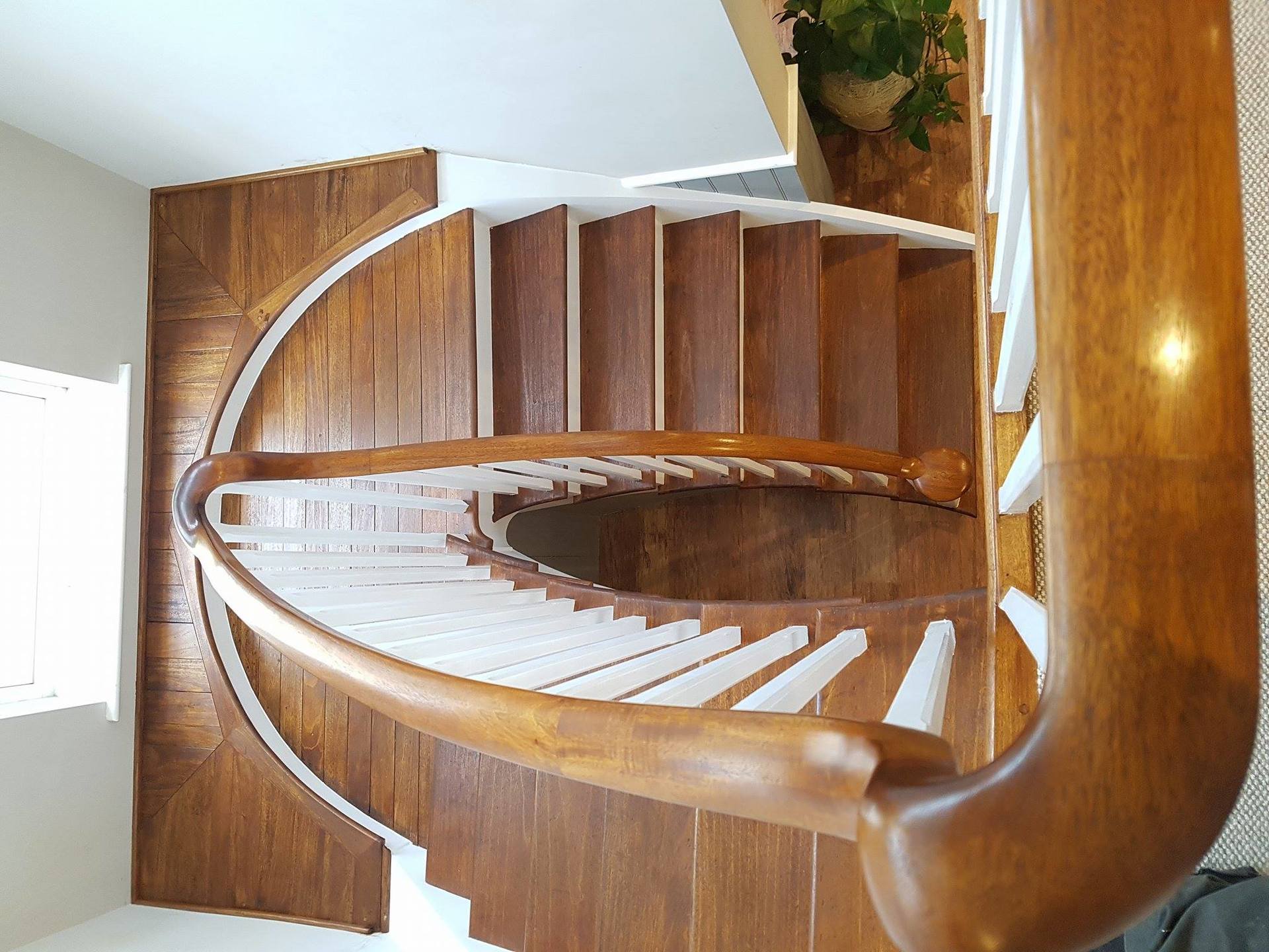 Two tone painted modern staircase, white spindles painted treads and risers, waxed handrail, french polished handrail, Wooden staircase finishes near Basingstoke, Wooden staircase restoration near Newbury, Wokingham, Finchamstead, Reading